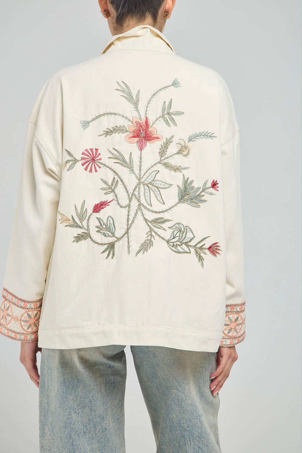 CHAQUETA ANCHA CON DETALLES BORDADOS Y BOLSILLOS DE TAPA