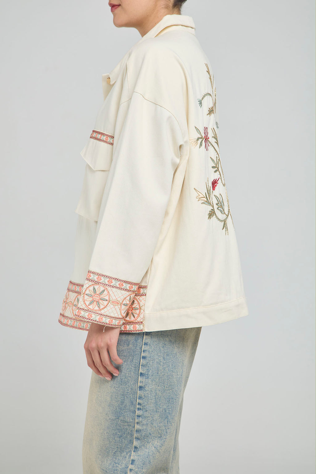 CHAQUETA ANCHA CON DETALLES BORDADOS Y BOLSILLOS DE TAPA