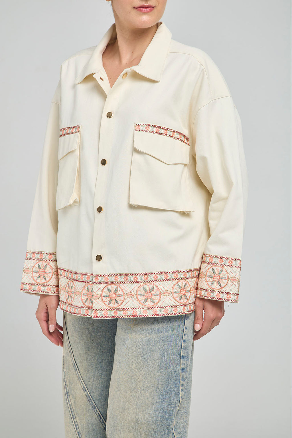 CHAQUETA ANCHA CON DETALLES BORDADOS Y BOLSILLOS DE TAPA