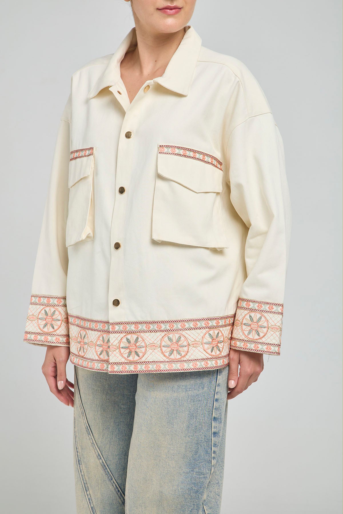 CHAQUETA ANCHA CON DETALLES BORDADOS Y BOLSILLOS DE TAPA