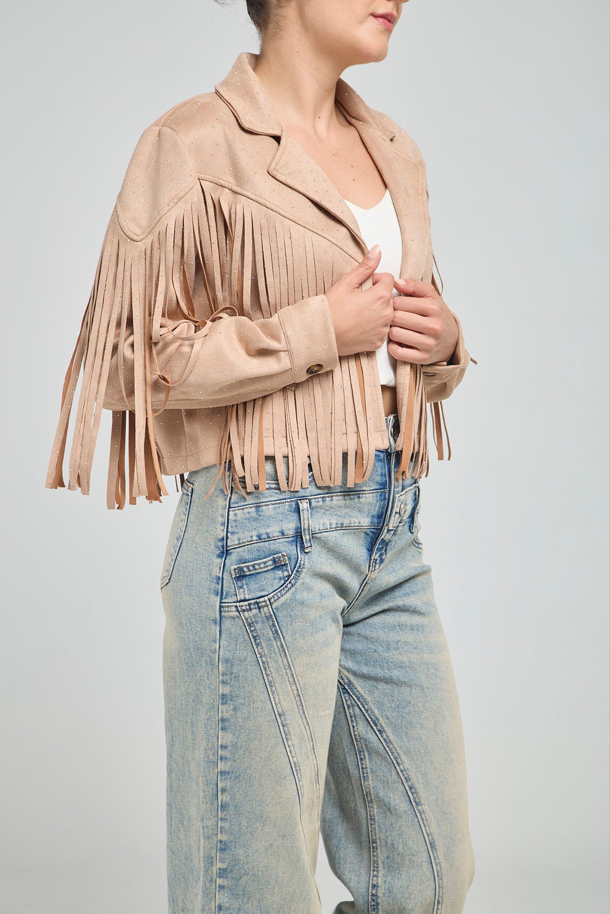CHAQUETA CORTA CUELLO CAMISERO DE GAMUZA CON CHISPAS Y FLECOS