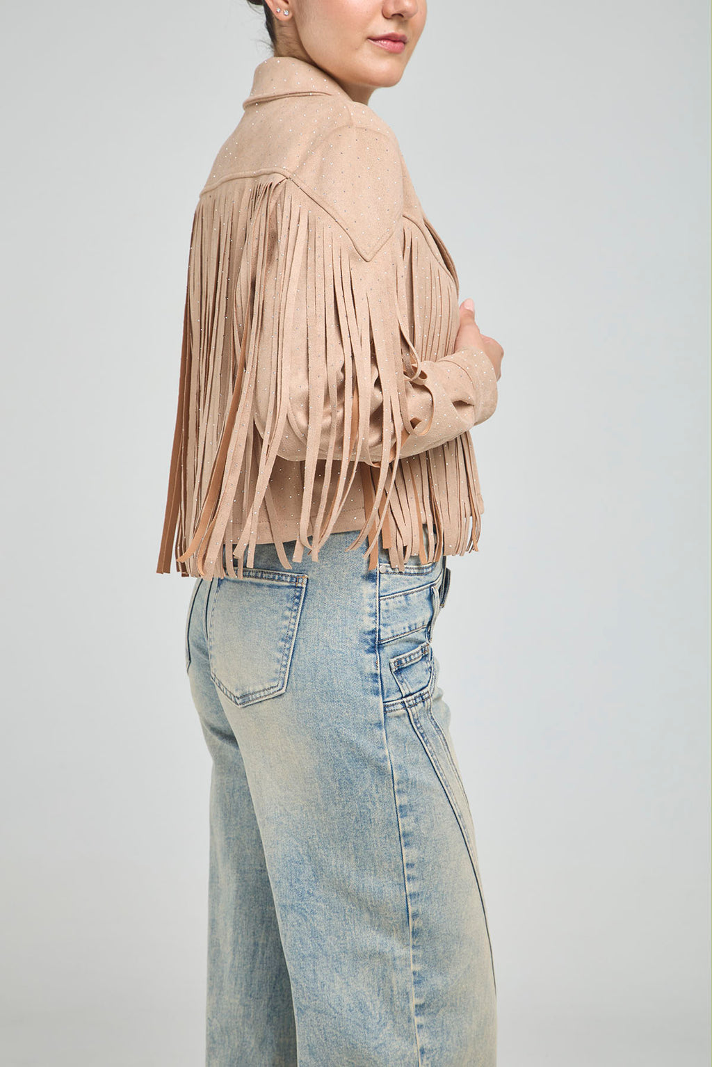 CHAQUETA CORTA CUELLO CAMISERO DE GAMUZA CON CHISPAS Y FLECOS