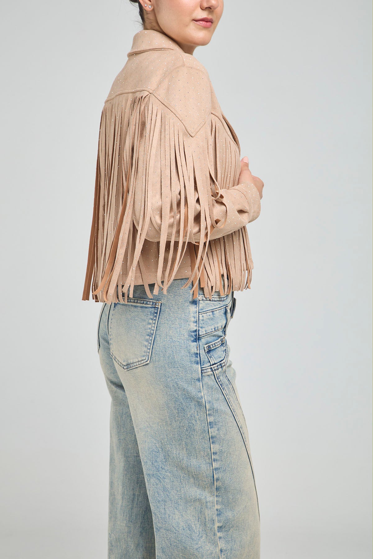 CHAQUETA CORTA CUELLO CAMISERO DE GAMUZA CON CHISPAS Y FLECOS