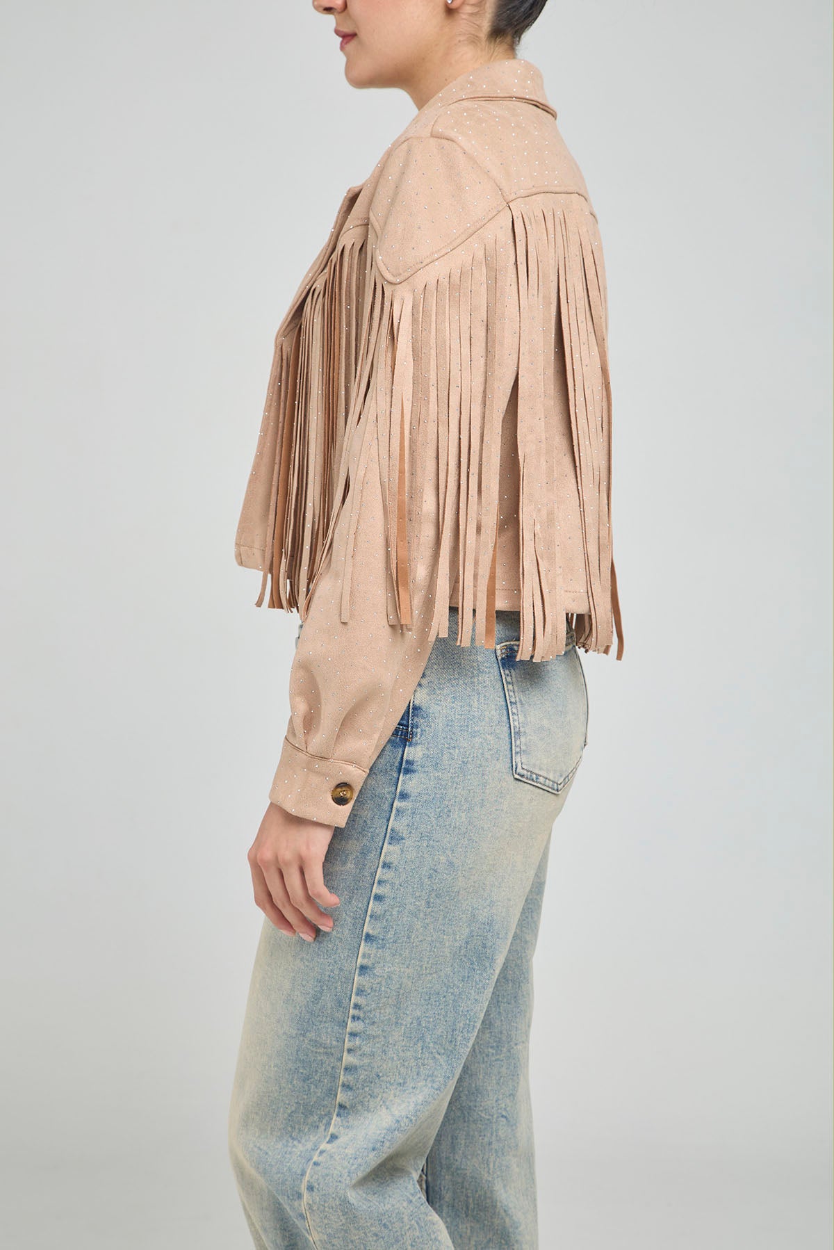 CHAQUETA CORTA CUELLO CAMISERO DE GAMUZA CON CHISPAS Y FLECOS
