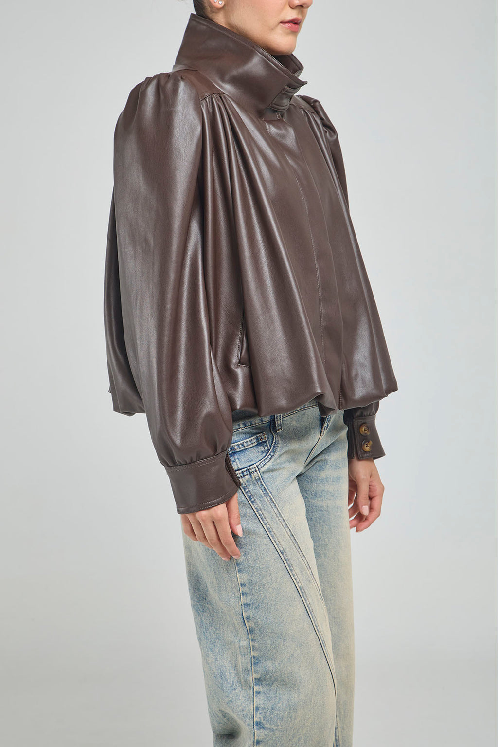 CHAQUETA IMITACIÓN CUERO BOMBACHA CON CHATARRERA EN CUELLO