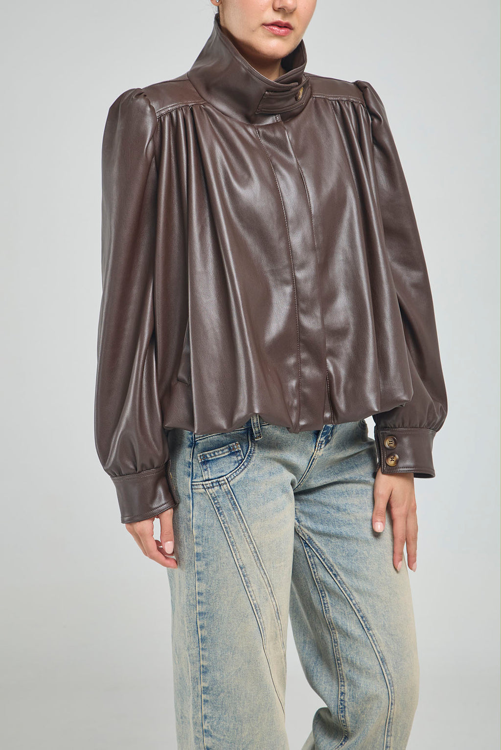 CHAQUETA IMITACIÓN CUERO BOMBACHA CON CHATARRERA EN CUELLO
