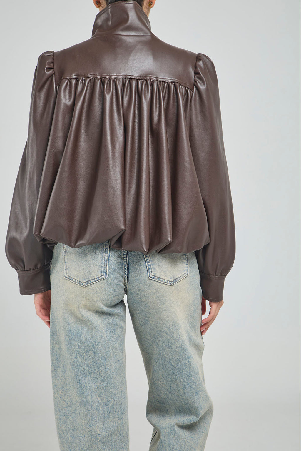 CHAQUETA IMITACIÓN CUERO BOMBACHA CON CHATARRERA EN CUELLO