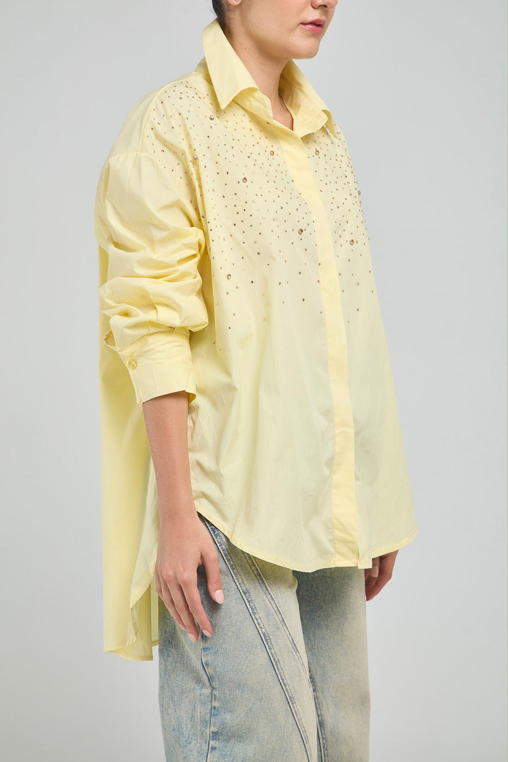 BLUSON VARIOS APLIQUES  PIEDRA FRENTE CUELLO CAMISERO MANGA LARGA