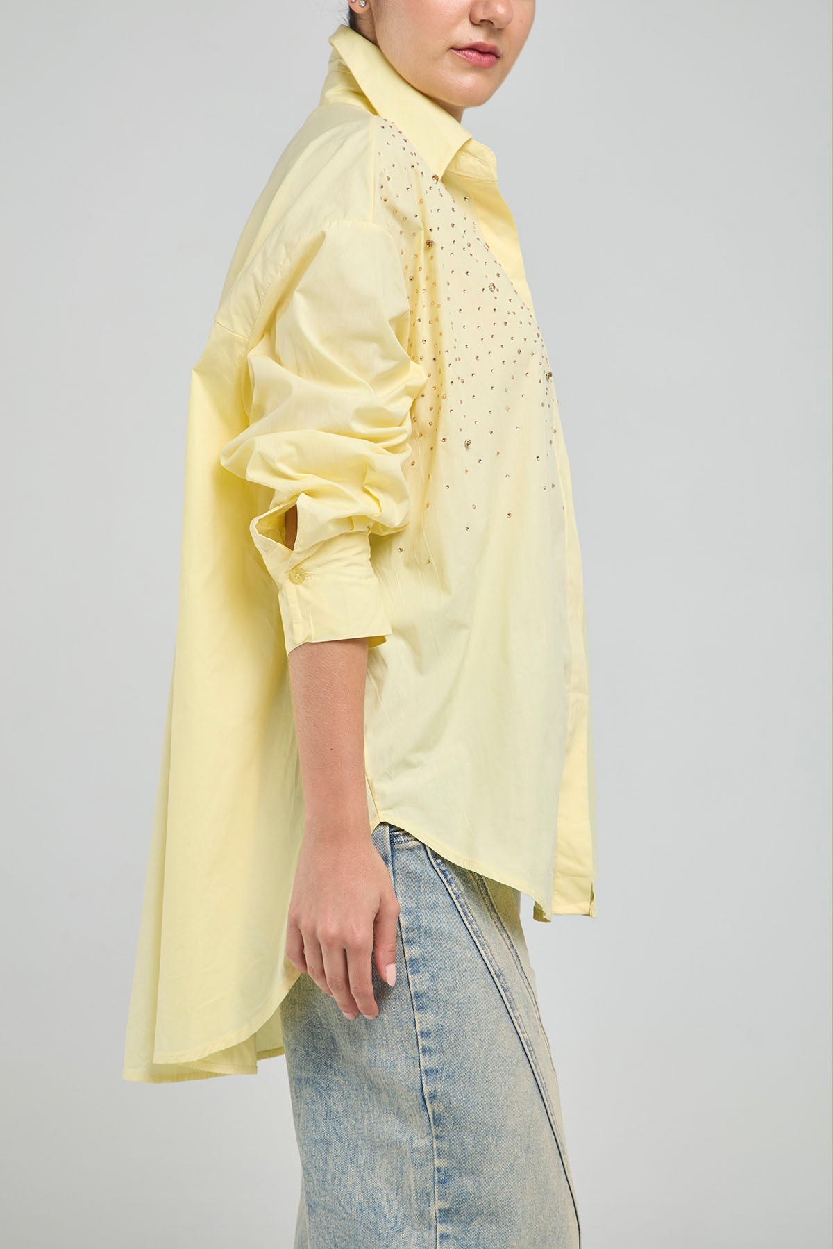 BLUSON VARIOS APLIQUES  PIEDRA FRENTE CUELLO CAMISERO MANGA LARGA