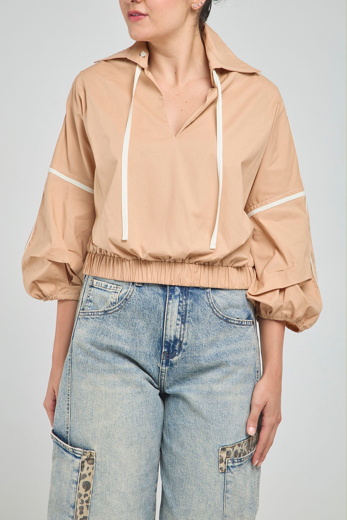BLUSA CUELLO CAMISERO Y TIRAS CON PRETINA DE RESORTE