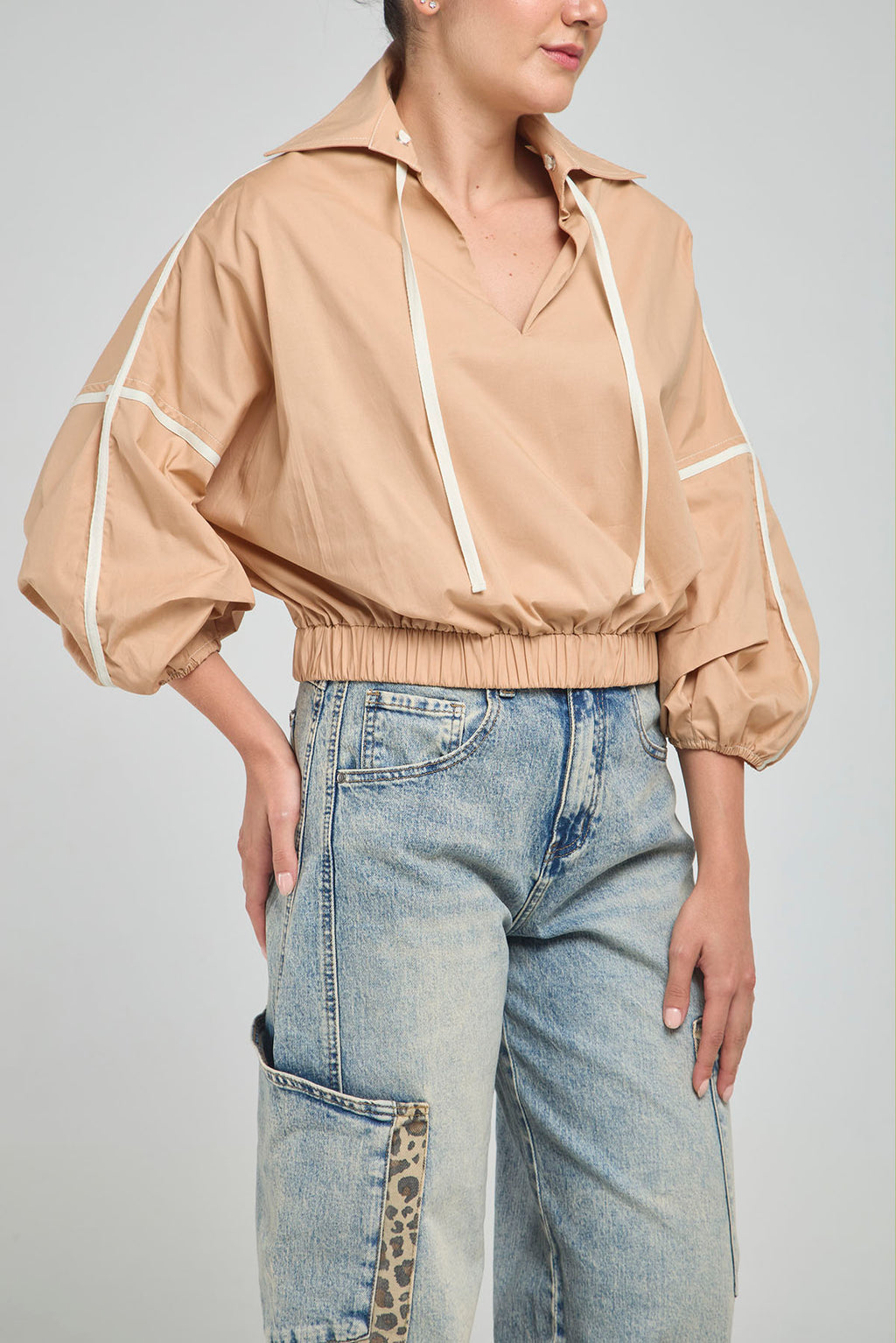 BLUSA CUELLO CAMISERO Y TIRAS CON PRETINA DE RESORTE