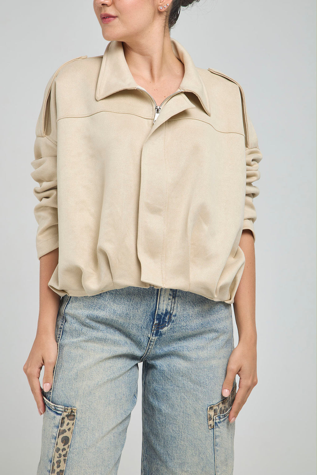 CHAQUETA GAMUZA CUELLO CAMISERO, DE CIERRE CON CHARRETERA EN HOMBRO