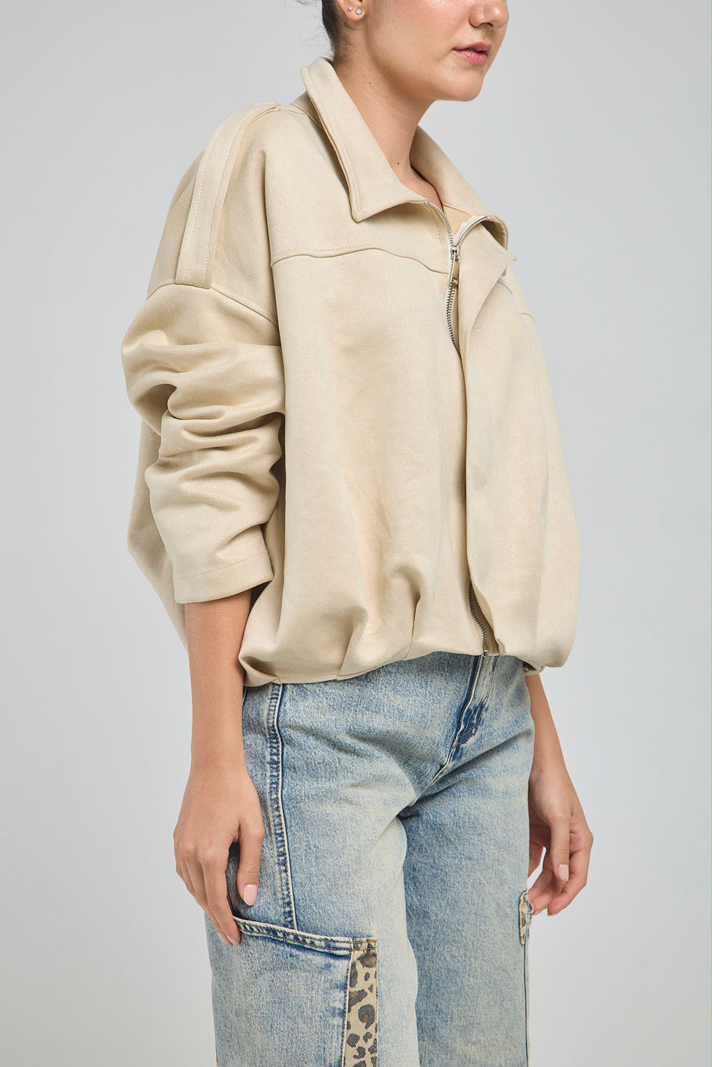CHAQUETA GAMUZA CUELLO CAMISERO, DE CIERRE CON CHARRETERA EN HOMBRO