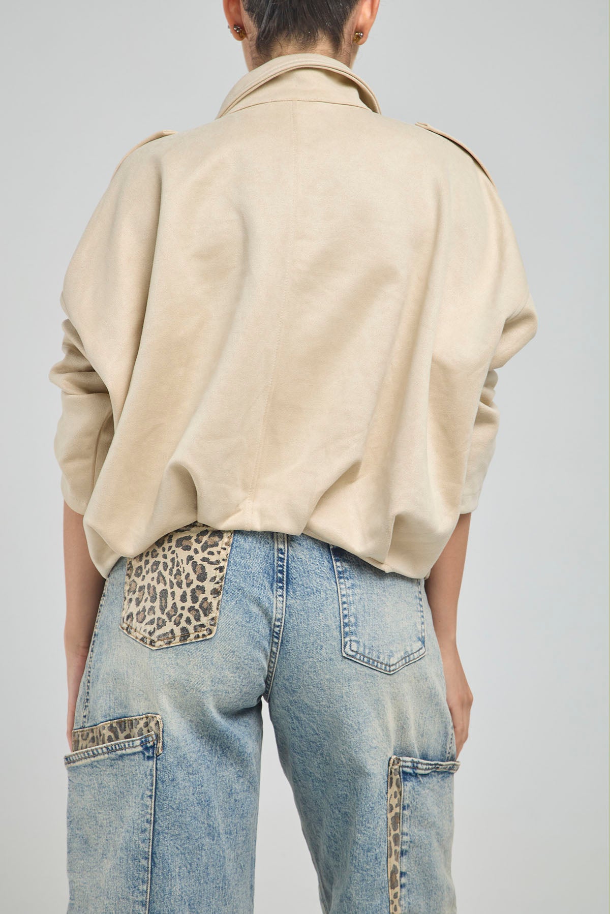 CHAQUETA GAMUZA CUELLO CAMISERO, DE CIERRE CON CHARRETERA EN HOMBRO