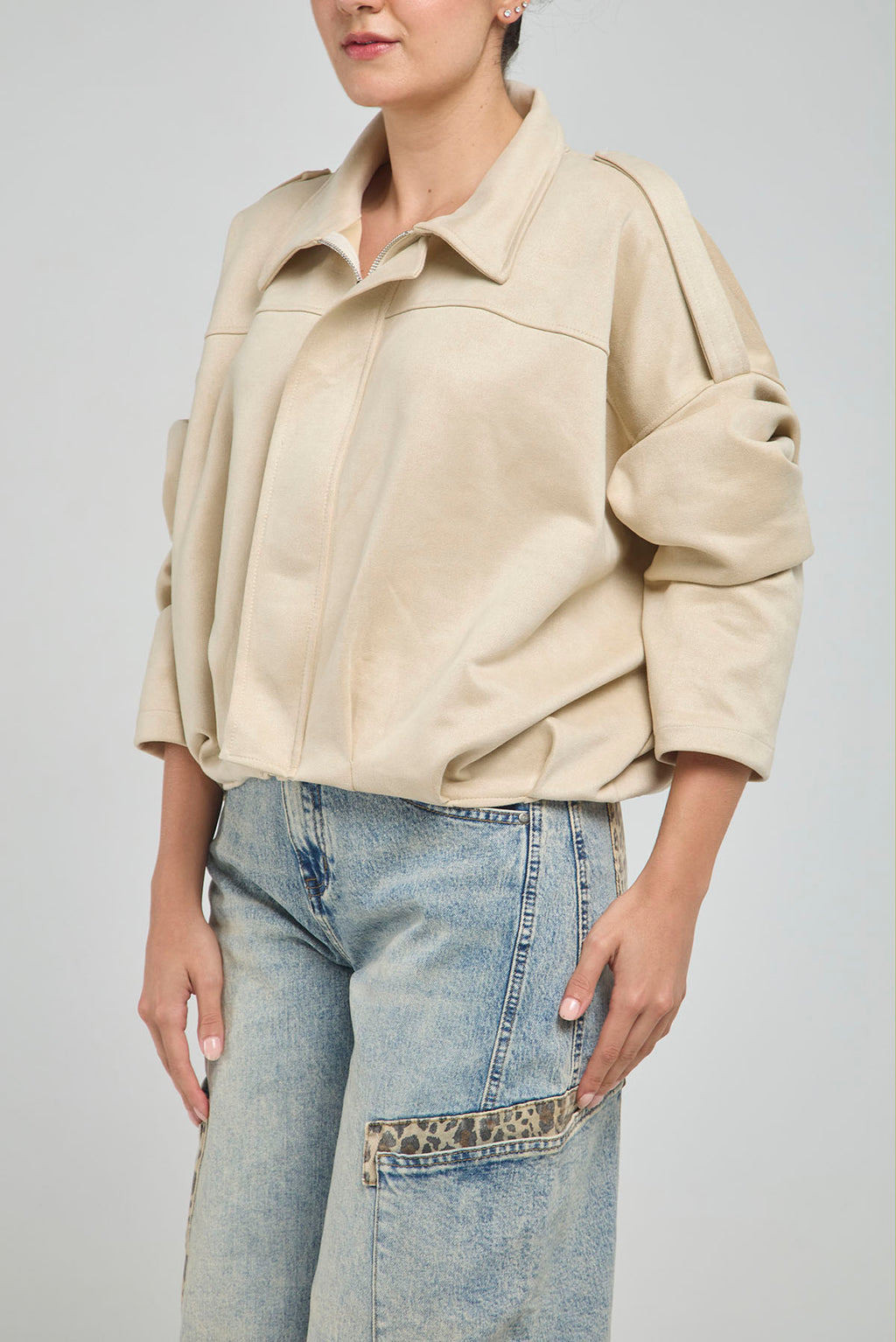 CHAQUETA GAMUZA CUELLO CAMISERO, DE CIERRE CON CHARRETERA EN HOMBRO