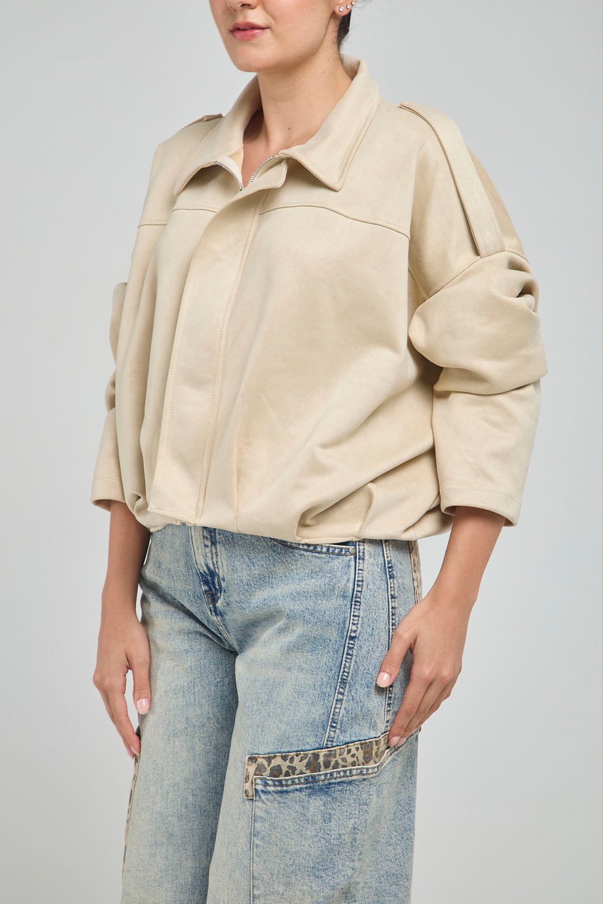 CHAQUETA GAMUZA CUELLO CAMISERO, DE CIERRE CON CHARRETERA EN HOMBRO