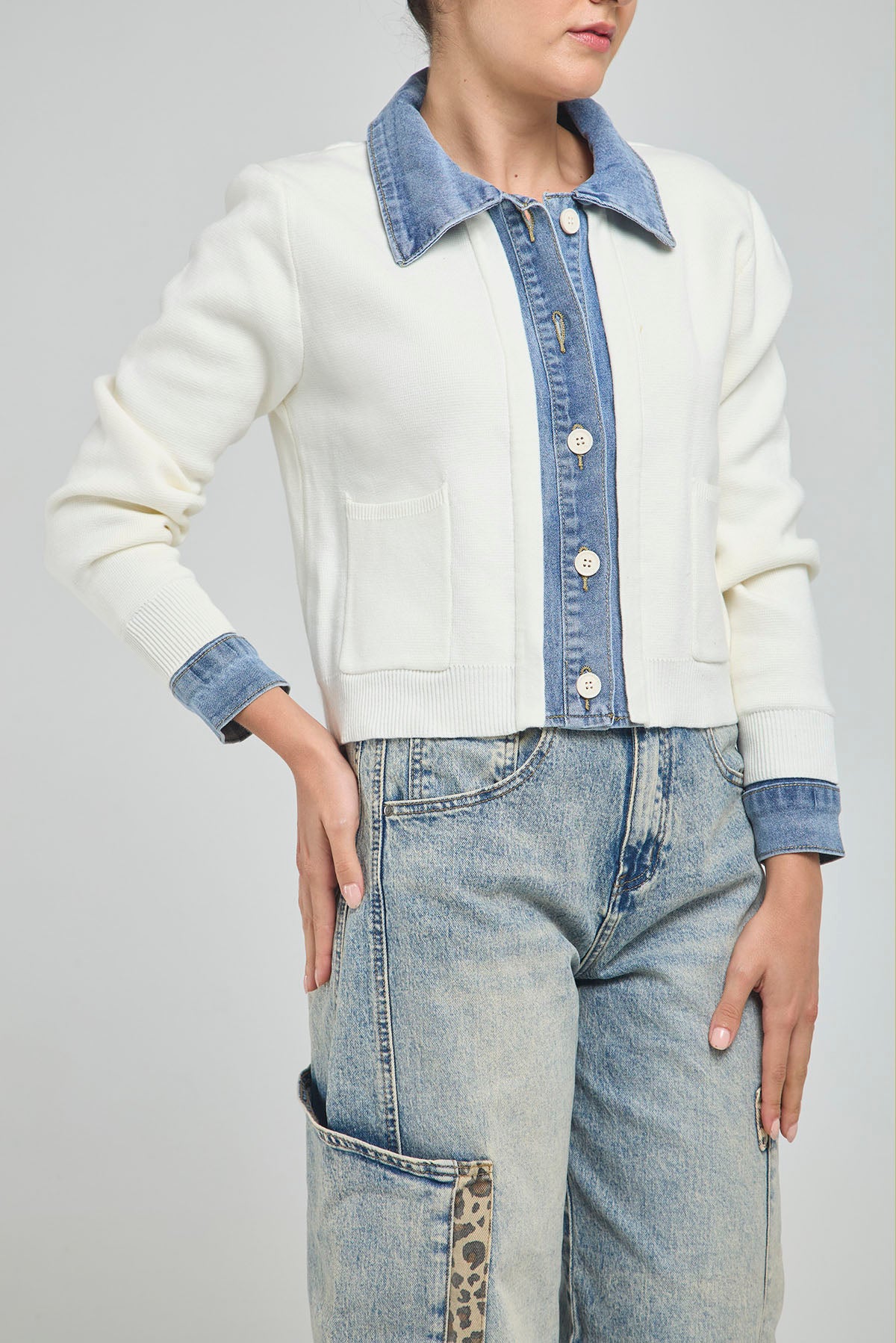 CHAQUETA TEJIDA CUELLO PUÑO PERILLA EN JEAN