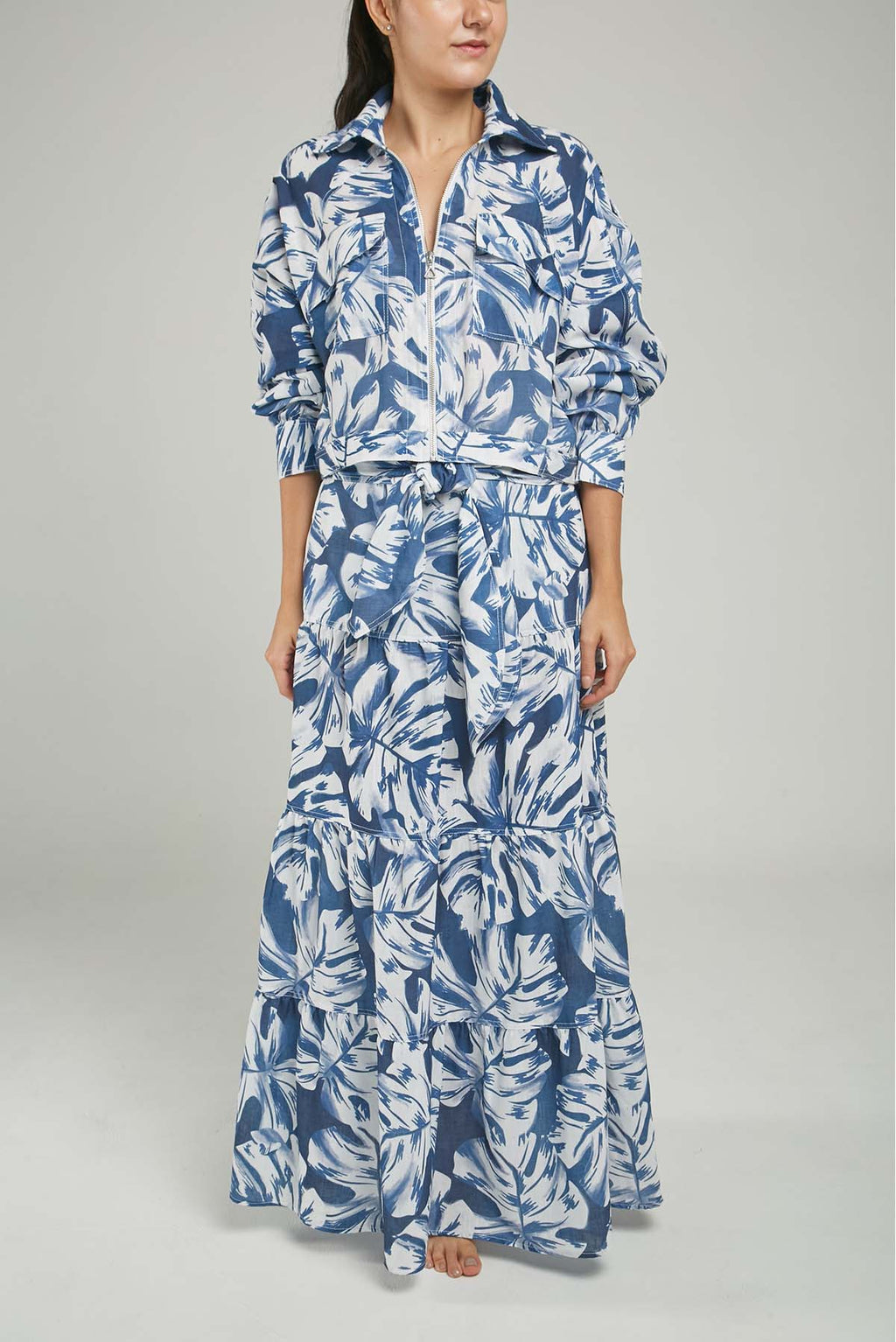 CHAQUETA ESTAMPADA  PERILLA CIERRE  CHARETERA HOMBRO PRETINA