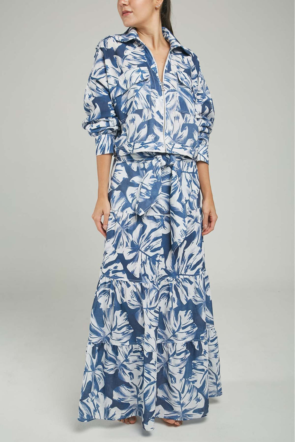 CHAQUETA ESTAMPADA  PERILLA CIERRE  CHARETERA HOMBRO PRETINA