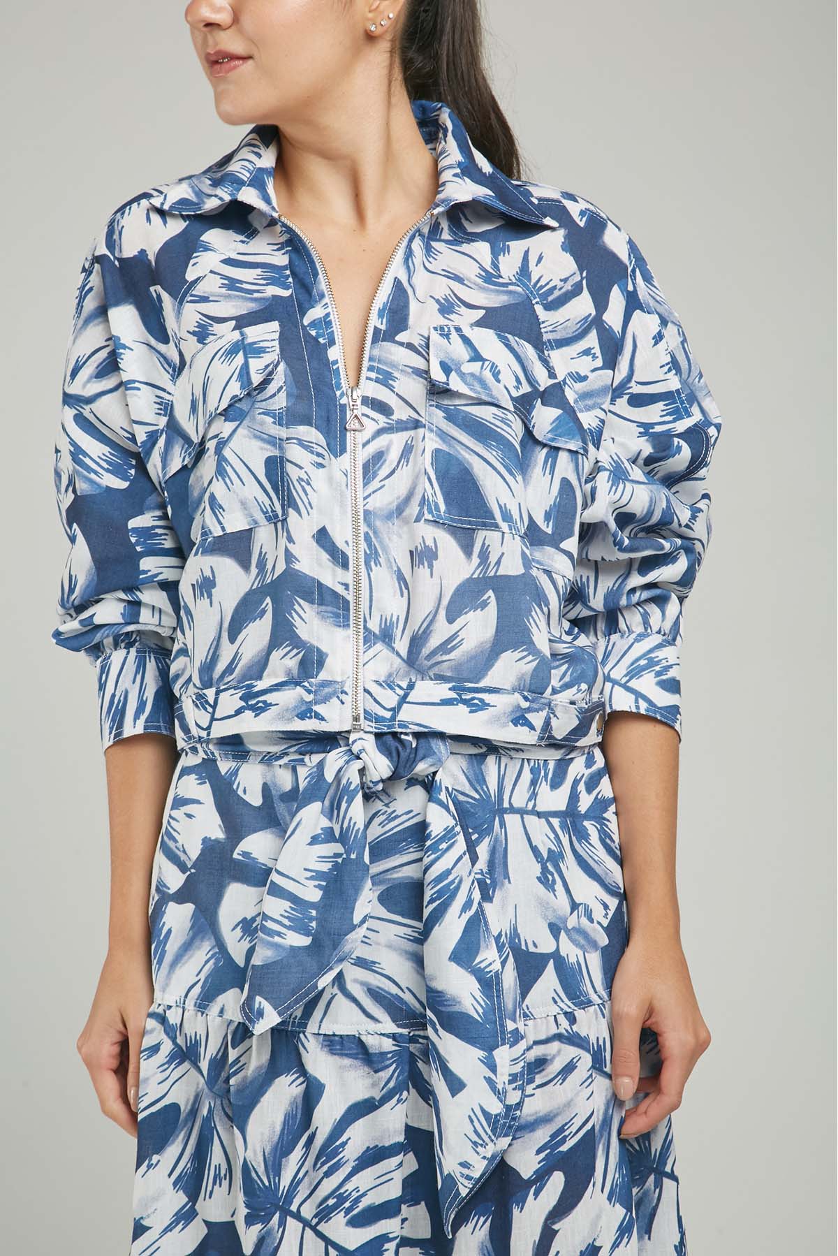 CHAQUETA ESTAMPADA  PERILLA CIERRE  CHARETERA HOMBRO PRETINA