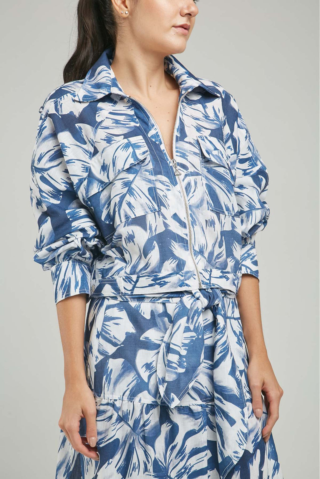 CHAQUETA ESTAMPADA  PERILLA CIERRE  CHARETERA HOMBRO PRETINA