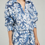 CHAQUETA ESTAMPADA  PERILLA CIERRE  CHARETERA HOMBRO PRETINA