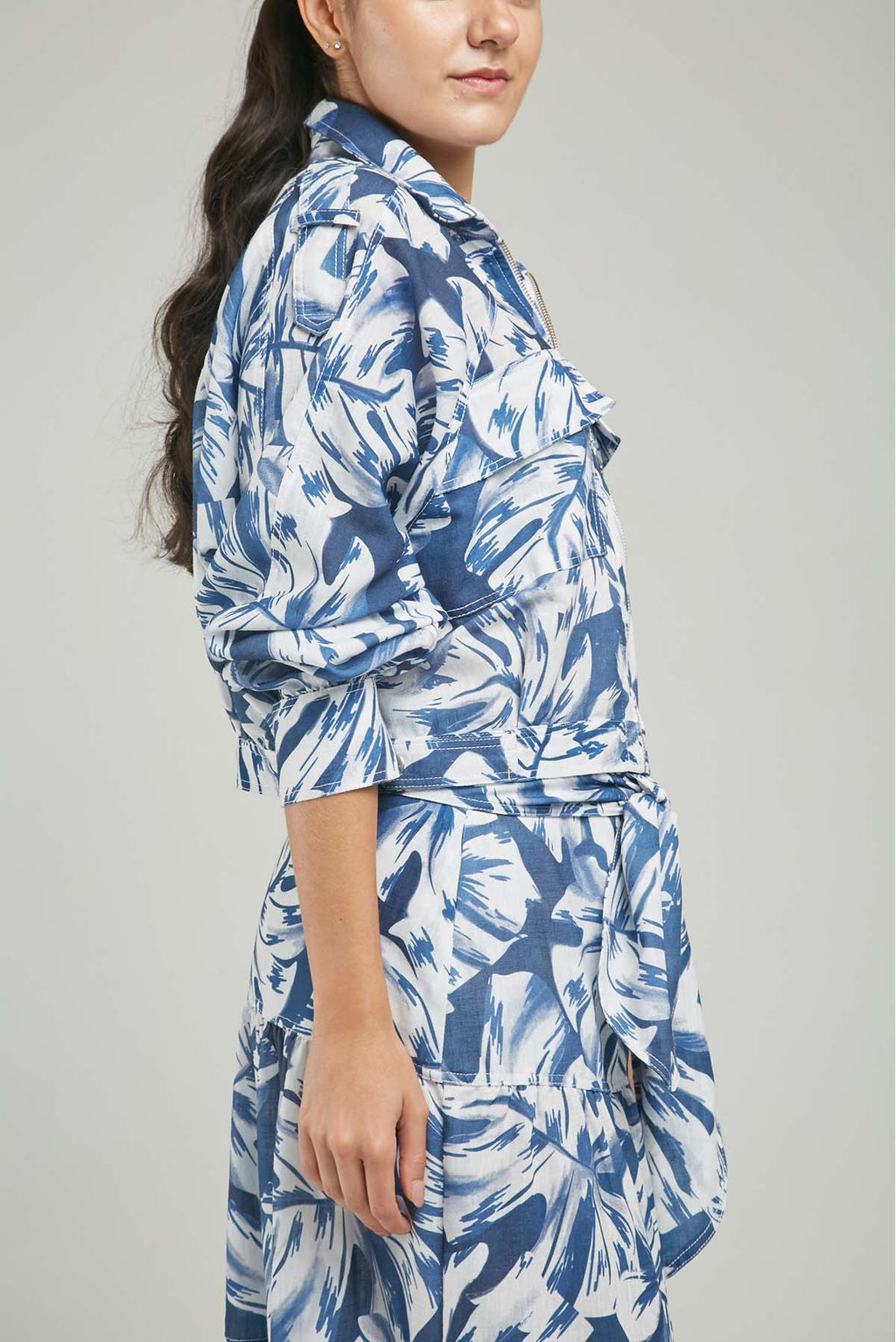 CHAQUETA ESTAMPADA  PERILLA CIERRE  CHARETERA HOMBRO PRETINA