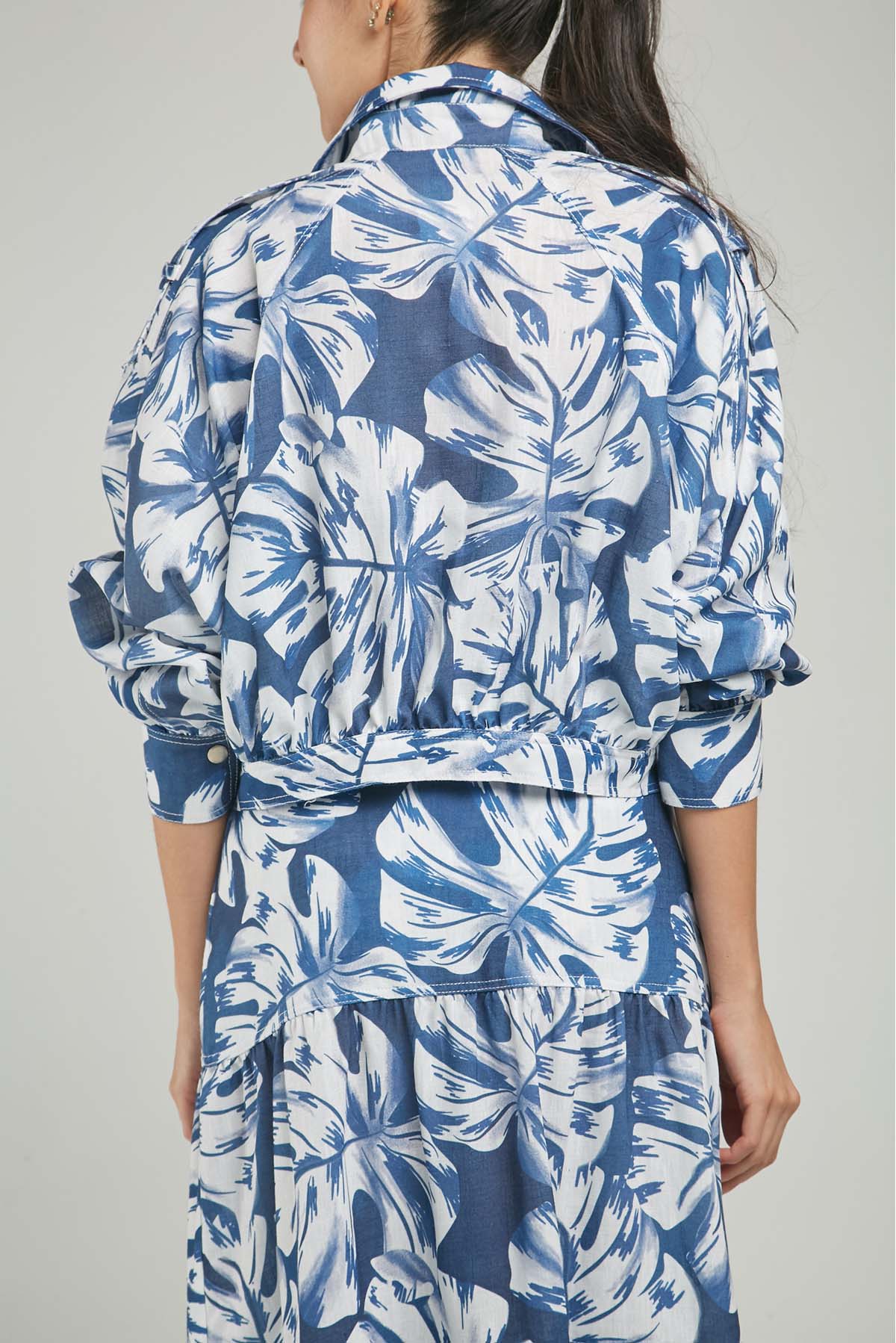 CHAQUETA ESTAMPADA  PERILLA CIERRE  CHARETERA HOMBRO PRETINA