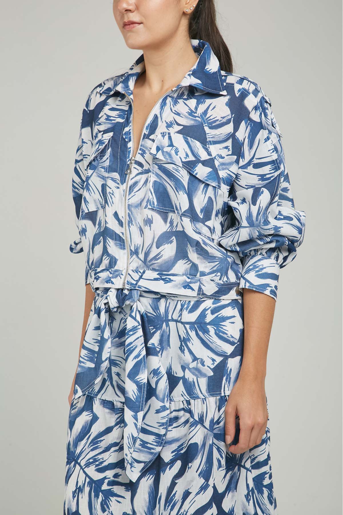 CHAQUETA ESTAMPADA  PERILLA CIERRE  CHARETERA HOMBRO PRETINA