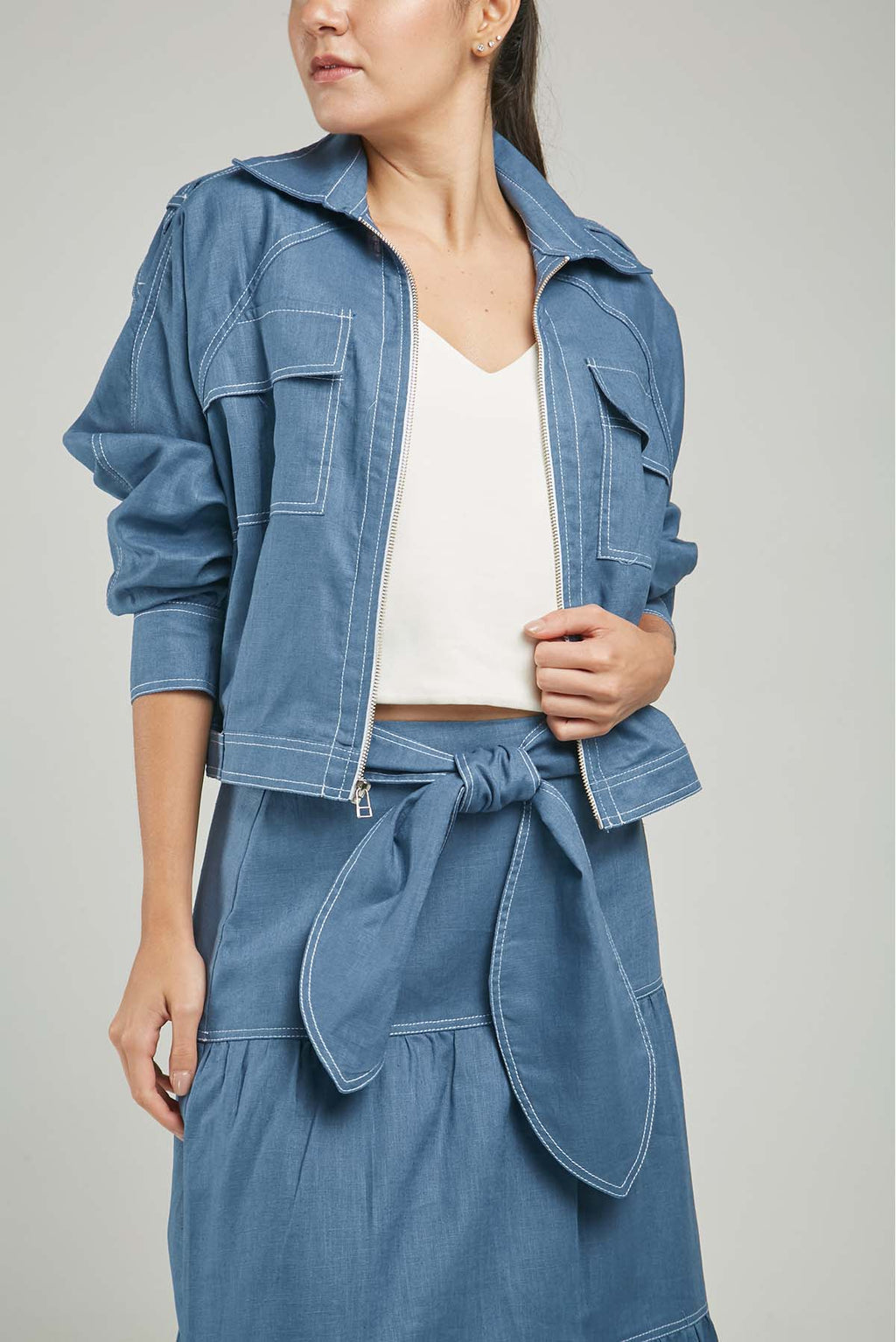 CHAQUETA LINO BOLSILLOS IRREGULARES CHARRRETERA HOMBRO PRETINA