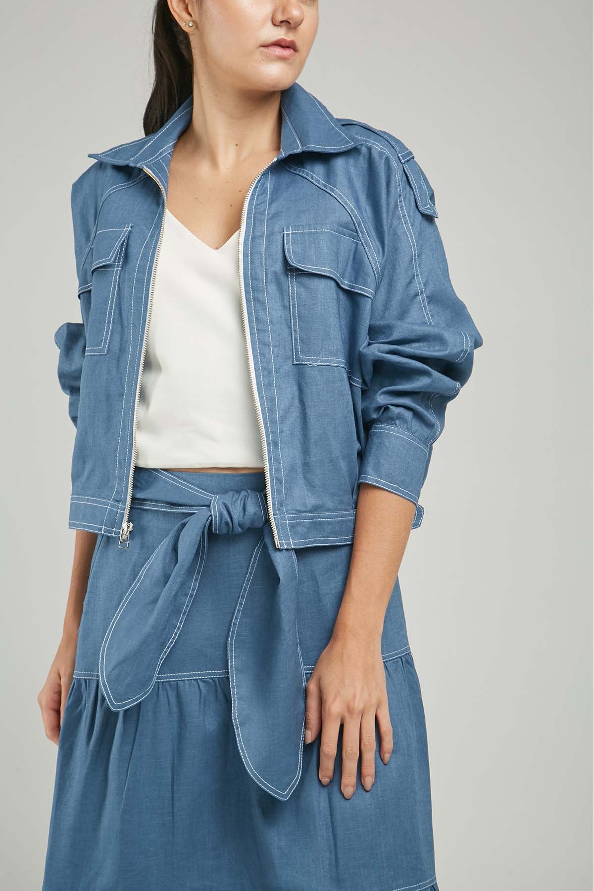 CHAQUETA LINO BOLSILLOS IRREGULARES CHARRRETERA HOMBRO PRETINA