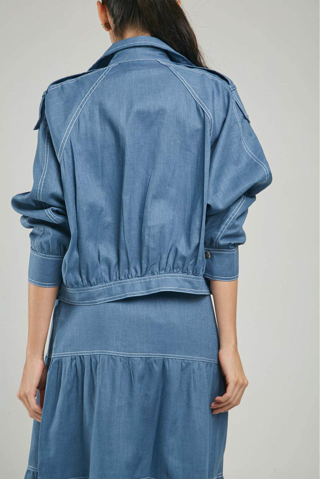 CHAQUETA LINO BOLSILLOS IRREGULARES CHARRRETERA HOMBRO PRETINA