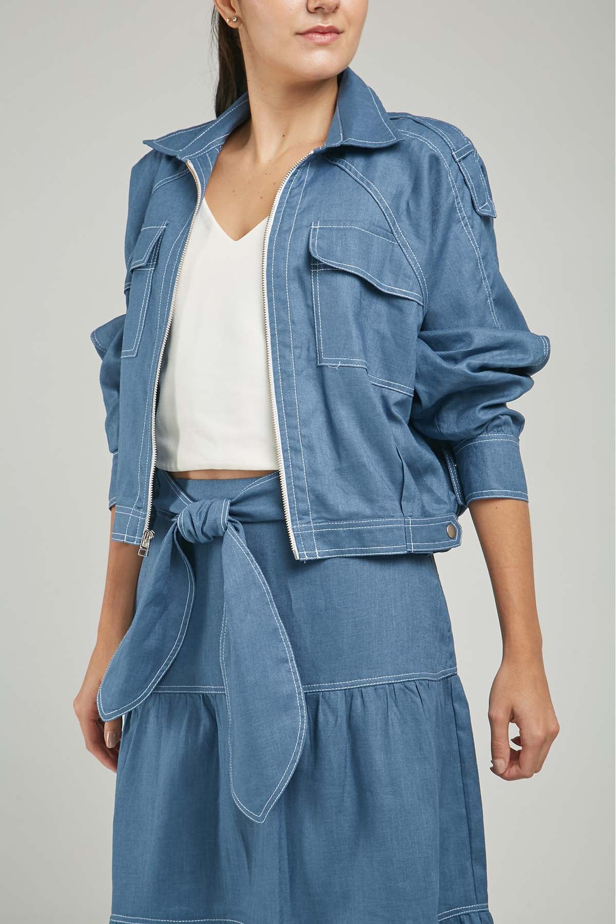 CHAQUETA LINO BOLSILLOS IRREGULARES CHARRRETERA HOMBRO PRETINA