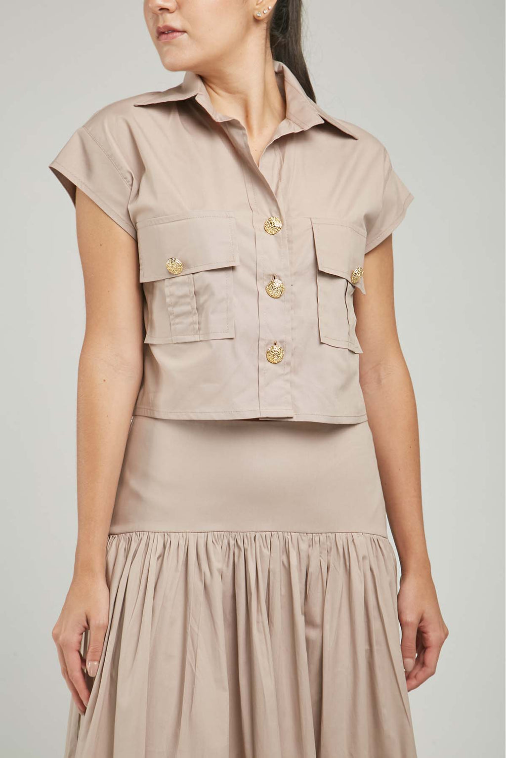 BLUSA BOLSILLO TAPAS BOTON DORADO REPUJADA  MANGA RODADA