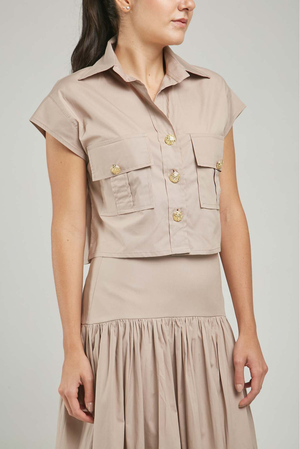 BLUSA BOLSILLO TAPAS BOTON DORADO REPUJADA  MANGA RODADA