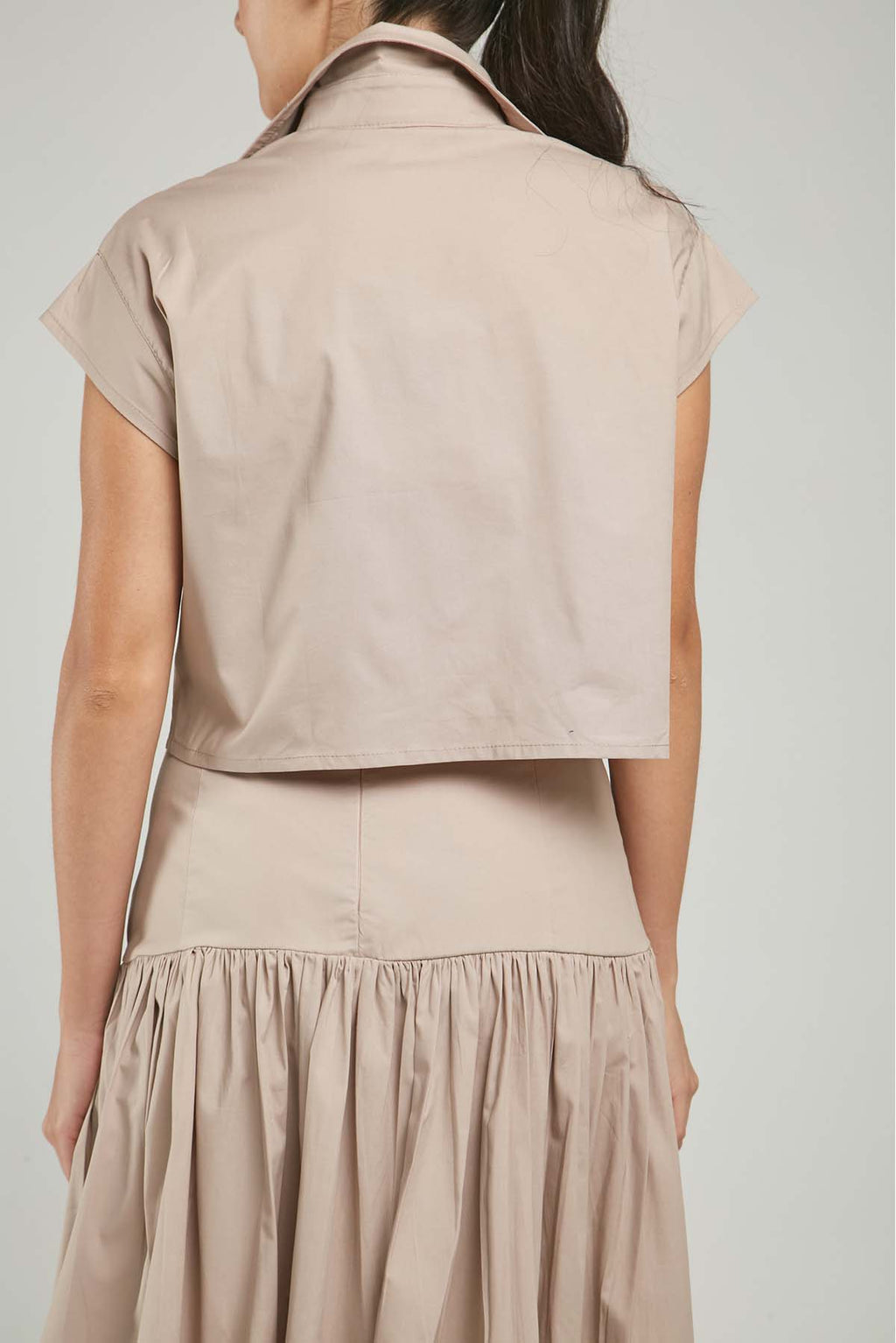 BLUSA BOLSILLO TAPAS BOTON DORADO REPUJADA  MANGA RODADA