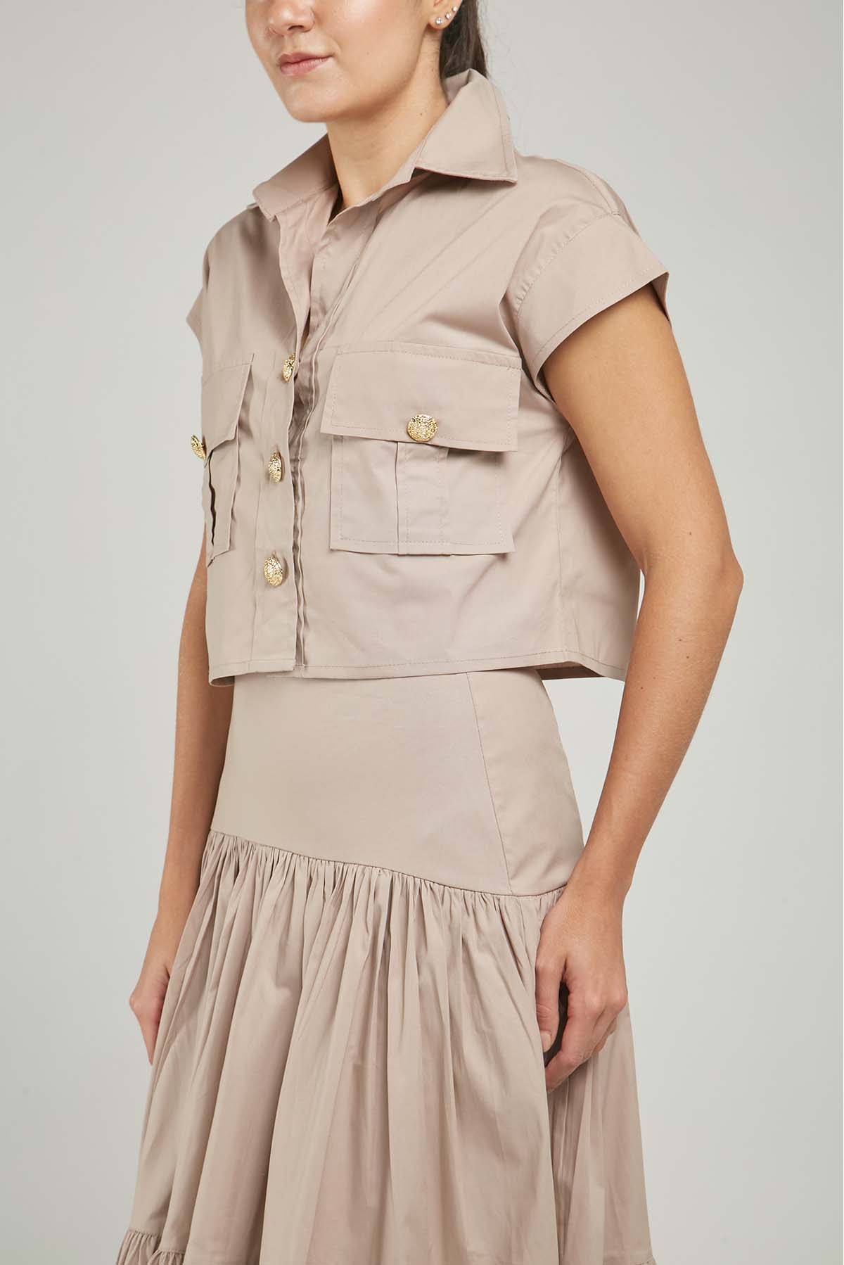 BLUSA BOLSILLO TAPAS BOTON DORADO REPUJADA  MANGA RODADA