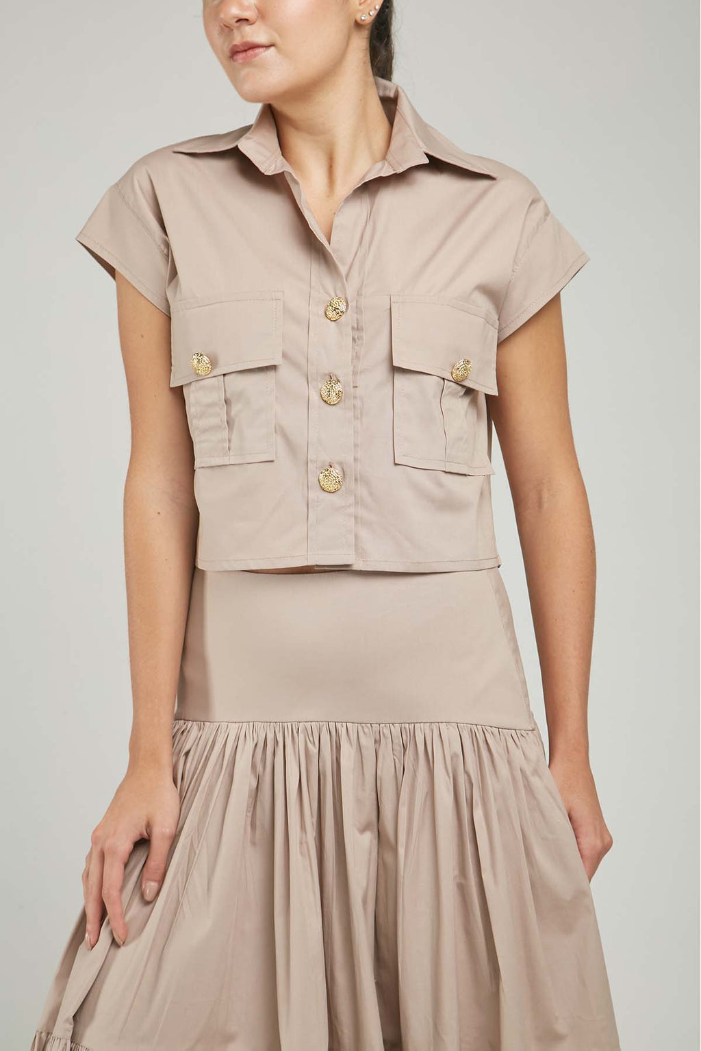 BLUSA BOLSILLO TAPAS BOTON DORADO REPUJADA  MANGA RODADA