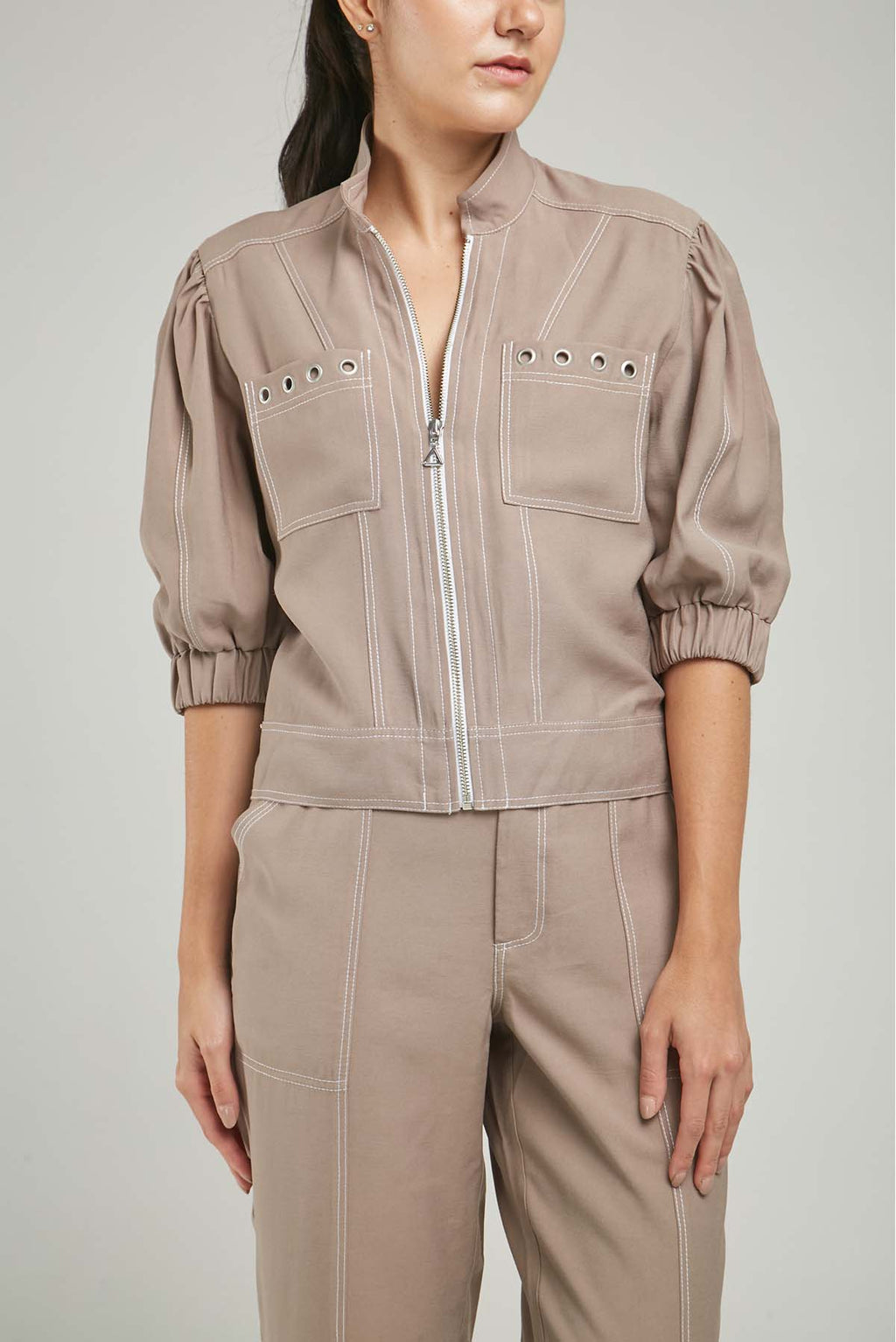 CHAQUETA CIERR BOLSILLO OJALET MANGA CORTA CUELLO NERU