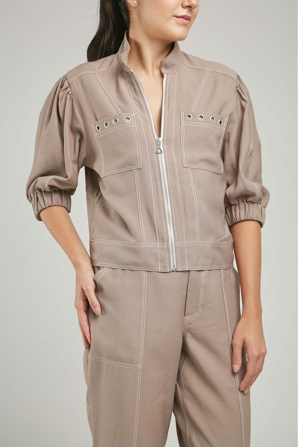 CHAQUETA CIERR BOLSILLO OJALET MANGA CORTA CUELLO NERU