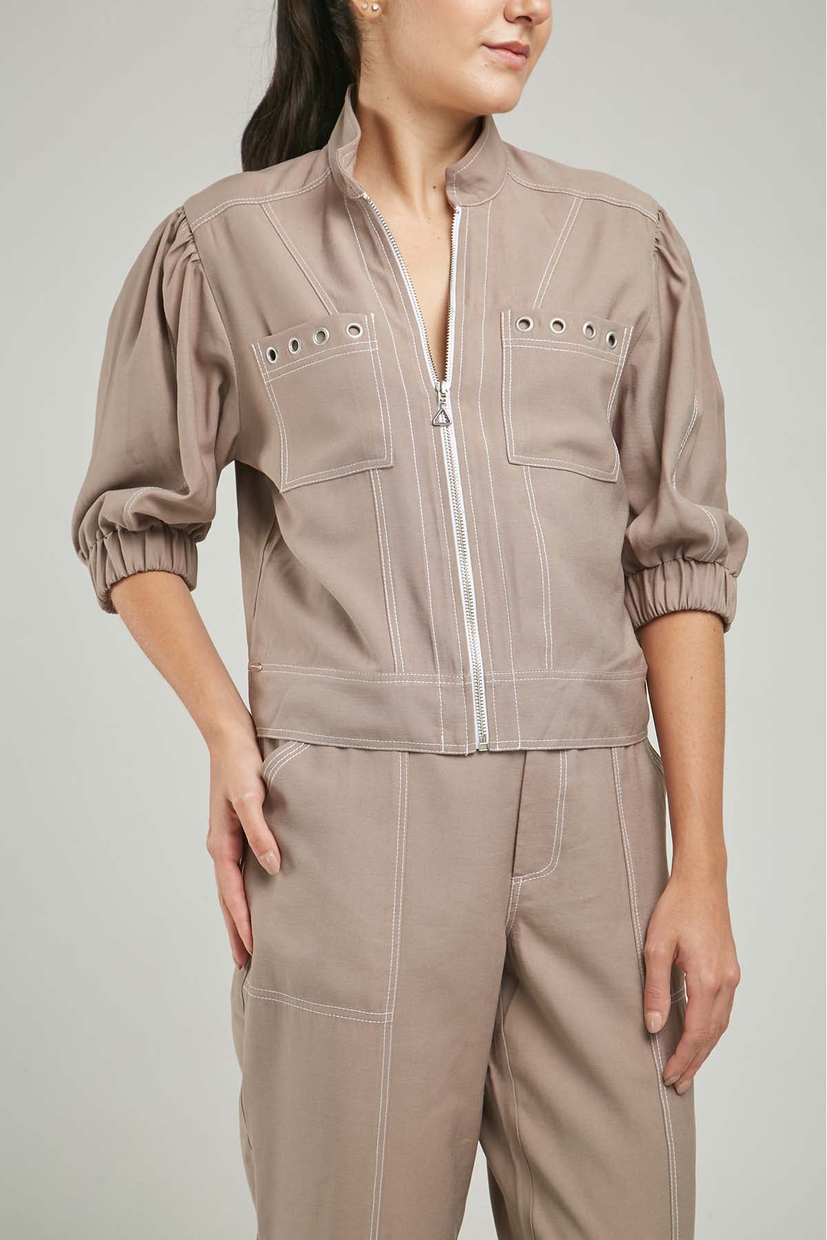 CHAQUETA CIERR BOLSILLO OJALET MANGA CORTA CUELLO NERU