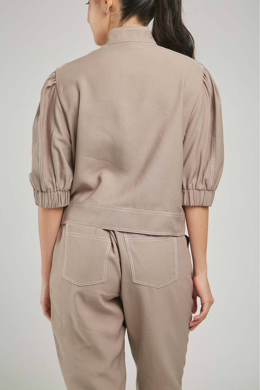 CHAQUETA CIERR BOLSILLO OJALET MANGA CORTA CUELLO NERU