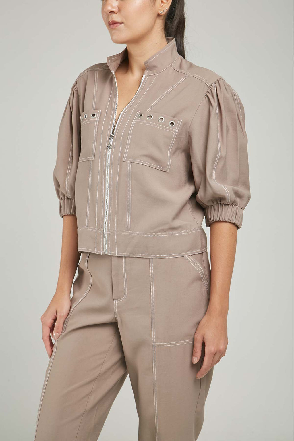 CHAQUETA CIERR BOLSILLO OJALET MANGA CORTA CUELLO NERU