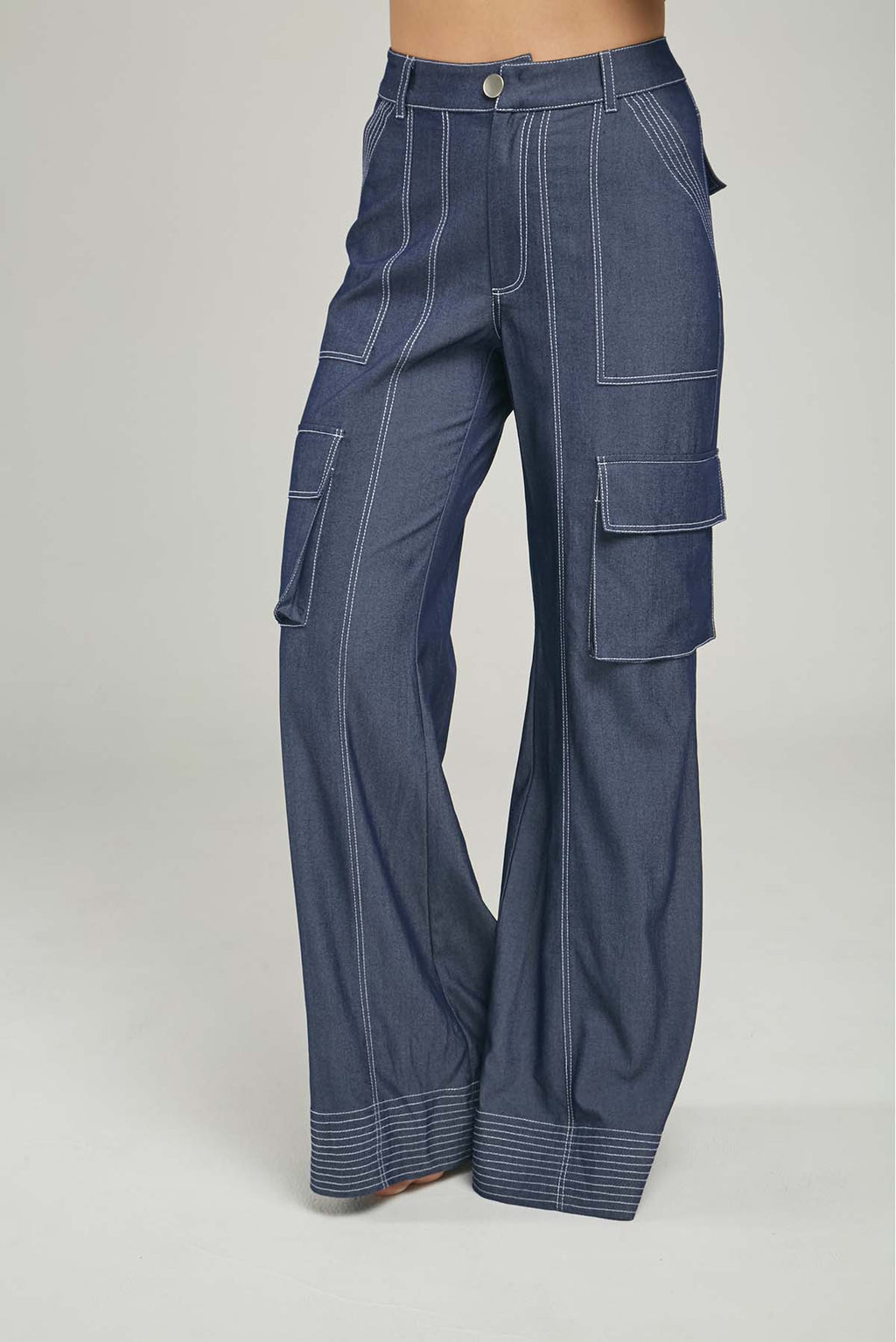 PANTALON VARIOS BOLSILLOS TAPAS LADOS RECOGIDO BOTA