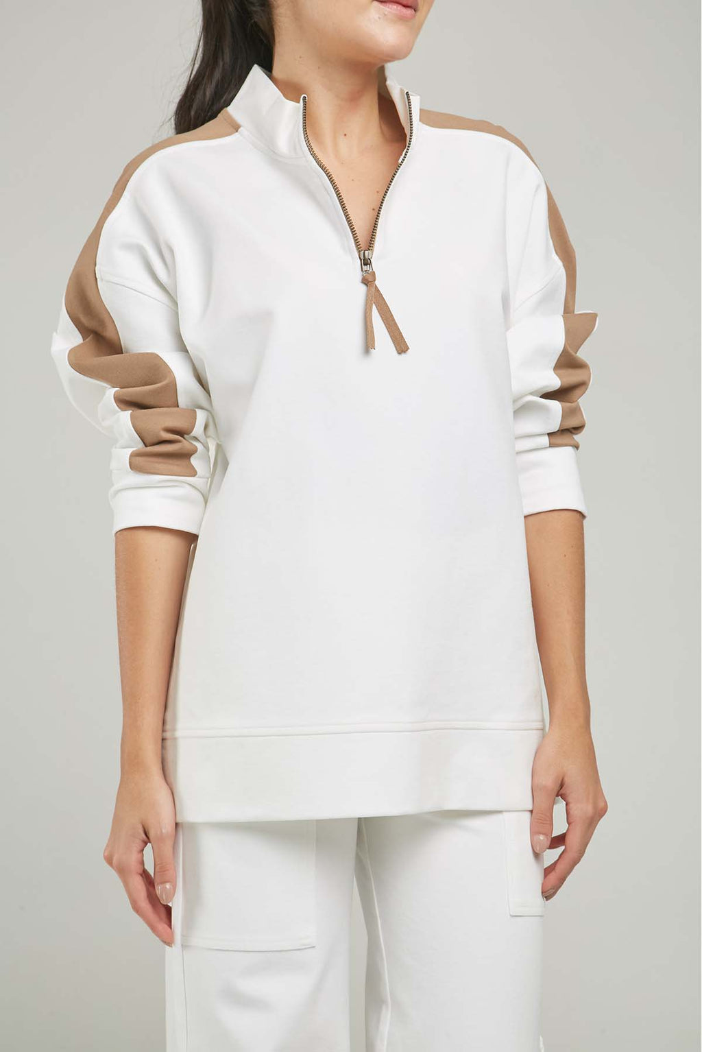 CHOMPA PERILLA INTERUMPIDA CIERRE LADO LISTA MANGA