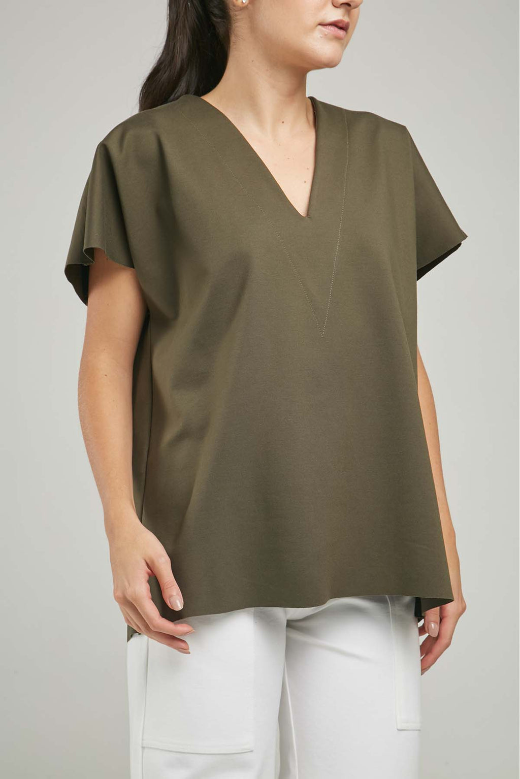 CAMISETA TIPO CAPA MANGA RODADA CUELLO V