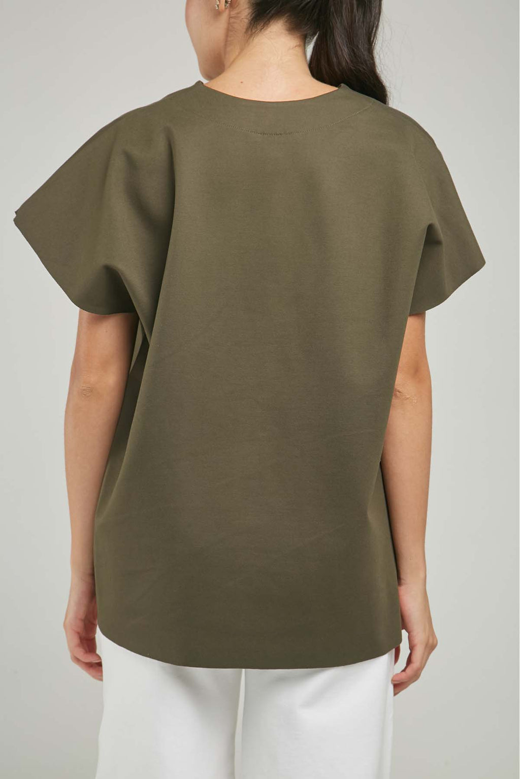 CAMISETA TIPO CAPA MANGA RODADA CUELLO V