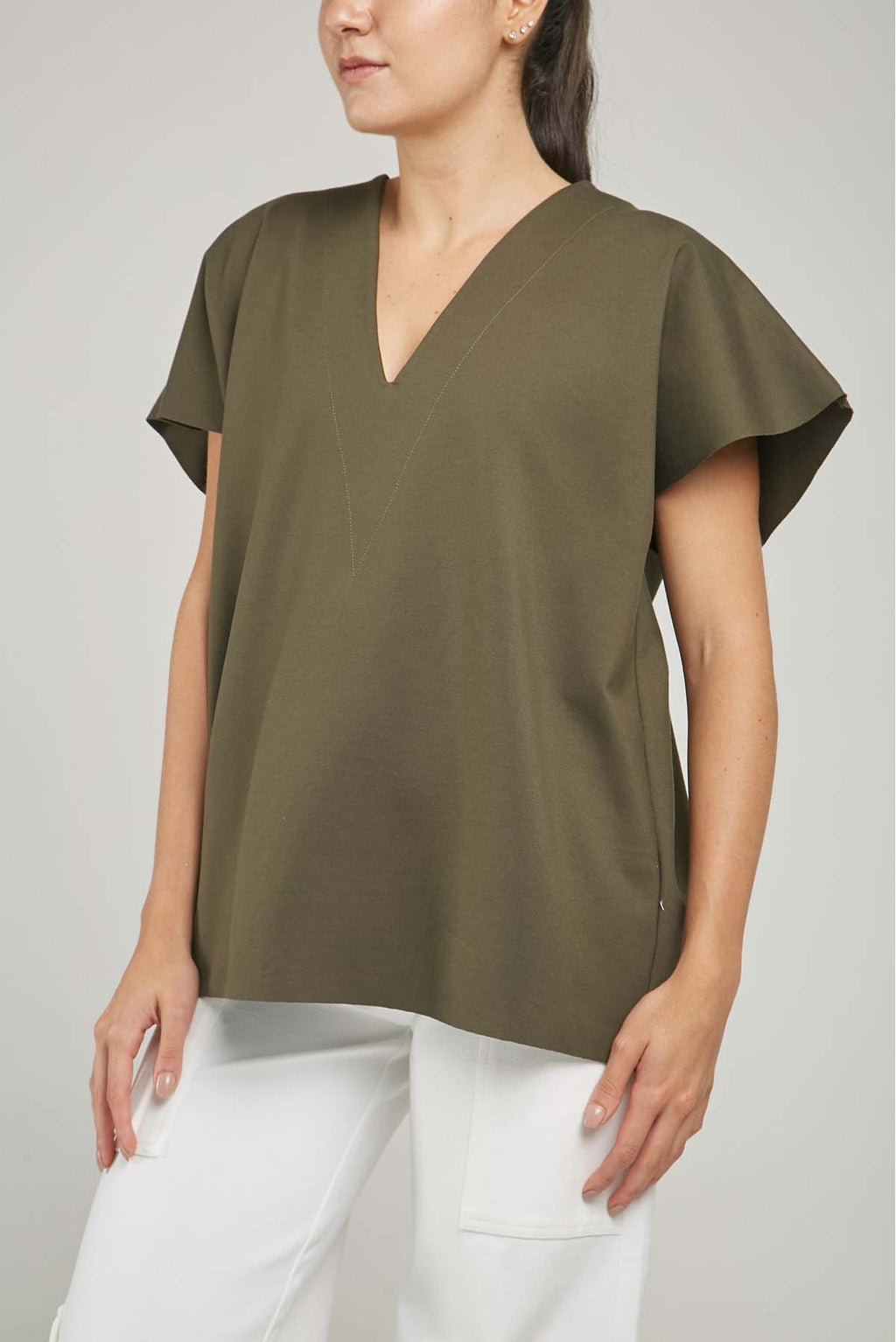 CAMISETA TIPO CAPA MANGA RODADA CUELLO V