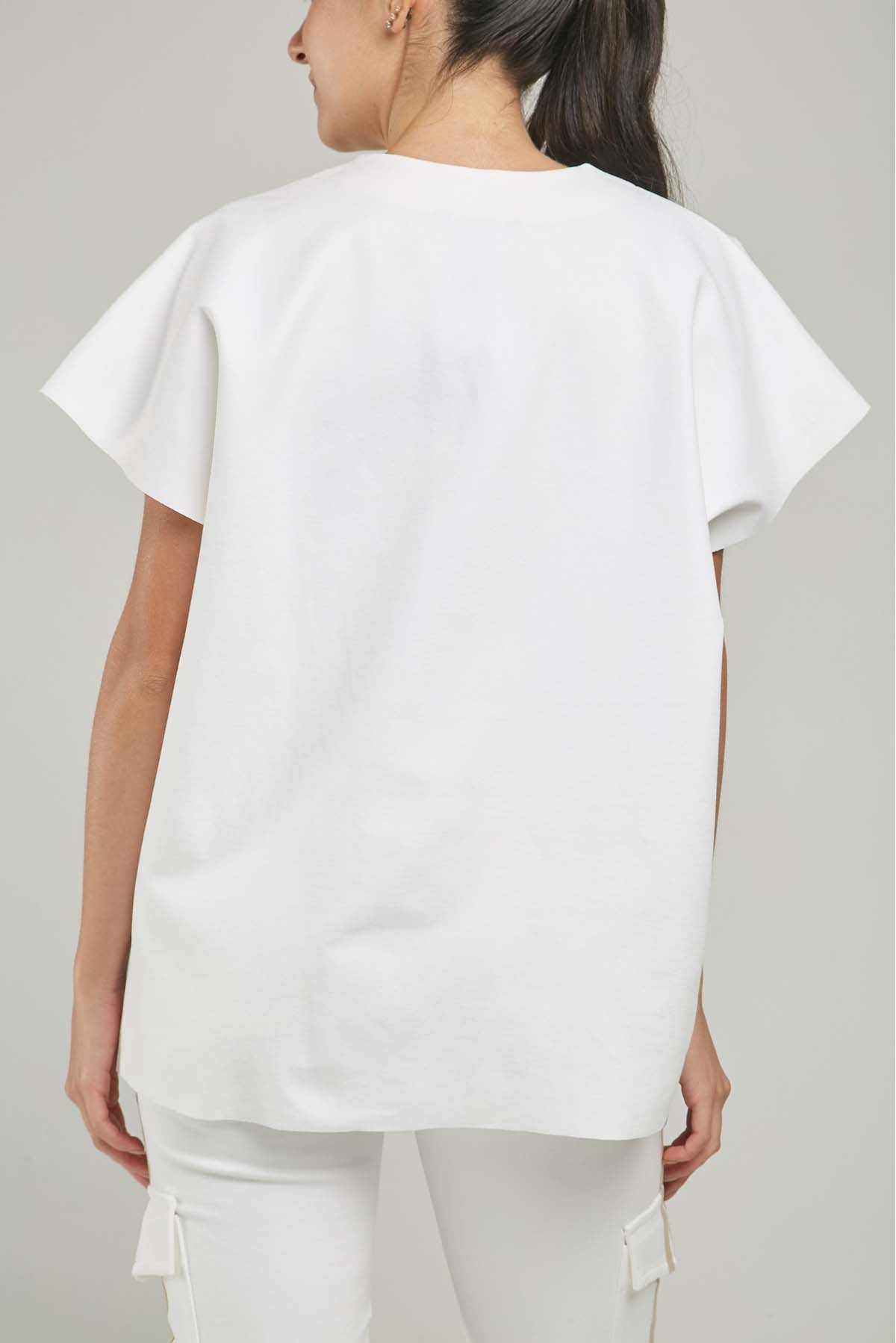 CAMISETA TIPO CAPA MANGA RODADA CUELLO V