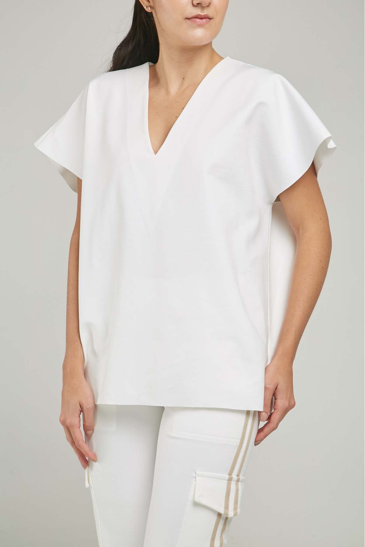 CAMISETA SIN RUEDO MANGA RODADA CUELLO V